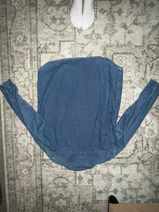 Vintage Levi's Light Blue Denim Shirt with Logo Patch - Picture 5 of 6